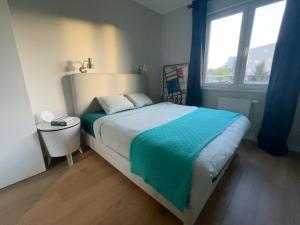 sypialnia z dużym łóżkiem i oknem w obiekcie Royal Park Łazienki - Terrace Boutique Apartment w Warszawie