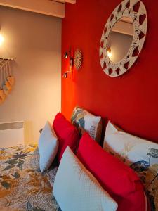 ディナンにあるGite de la tannerie 3の赤い壁のベッドルーム1室、ベッド1台(赤い枕付)