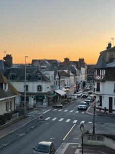 a city street with cars parked on the road at Sublime Coeur Deauville in Deauville