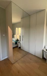 Łóżko lub łóżka w pokoju w obiekcie Royal Park Łazienki - Terrace Boutique Apartment