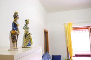 dos estatuas de madera sentadas en un tocador en una habitación en CASA LA ROSA, en Leni