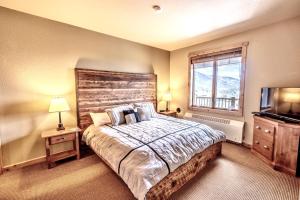 Un dormitorio con una cama grande y una ventana en Morning Eagle 411 en Whitefish