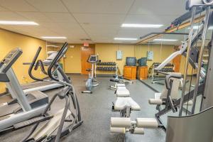 un gimnasio con filas de cintas de correr y máquinas en Morning Eagle 411 en Whitefish