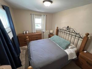 1 dormitorio con 1 cama, vestidor y ventana en The Purple Door apt in the heart of Radford city en Radford