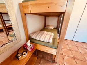 Rúm í herbergi á Gîte la Cigale