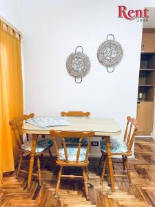 mesa de comedor con 4 sillas y pared blanca en Rent Rodriguez Peña en Buenos Aires