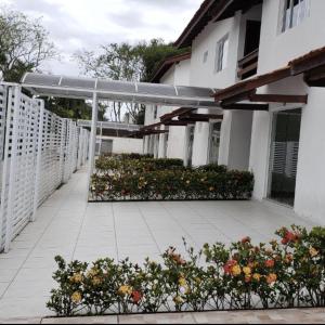 un patio fleuri devant un immeuble dans l'établissement Linda casa em Juquehy a 150 metros da praia!! Casa em condomínio!, à São Sebastião