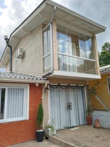 una casa con puertas correderas de cristal en Suíte da Cris em Gramado, en Gramado