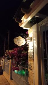 a sign for a soups and chips restaurant with flowers at Suíte da Cris em Gramado in Gramado