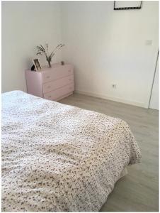 1 dormitorio blanco con 1 cama y vestidor en Apartamento en Aguiño, en Ribeira