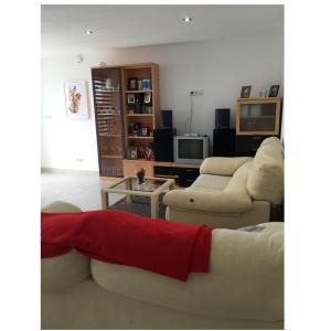 sala de estar con sofá y 2 sofás en Apartamento en Aguiño, en Ribeira