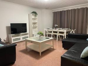 TV a/nebo společenská místnost v ubytování Piso Grande Amplio para grandes grupos 4 Dormitorios 2 baños,Asc 4AC y WIFI