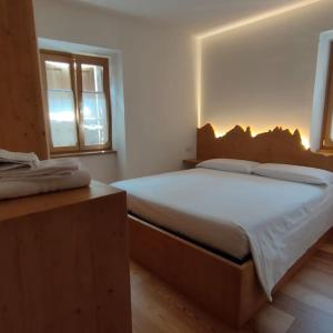 Un dormitorio con una cama grande y una ventana en Happy Bolbeno House CIPAT: 022239-AT-814829, en Saone