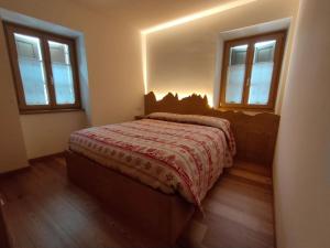 1 dormitorio con 1 cama en una habitación con ventanas en Happy Bolbeno House CIPAT: 022239-AT-814829, en Saone