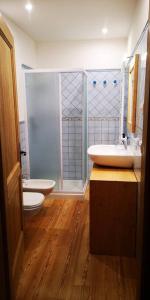 y baño con 2 lavabos y ducha. en Happy Bolbeno House CIPAT: 022239-AT-814829, en Saone