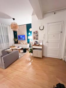 Televízia a/alebo spoločenská miestnosť v ubytovaní Le jardin secret d'Amiens Hypercentre cathédrale, Parking