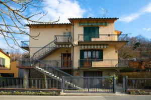 拉達因基安蒂的住宿－Casa Serena, Radda in Chianti, località Lucarelli.，前面有楼梯的建筑