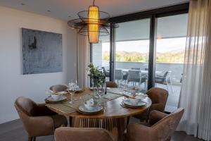 Posezení v ubytování Spacious 3 Bedroom with 2 Terraces, pool, and walking distance to the beach