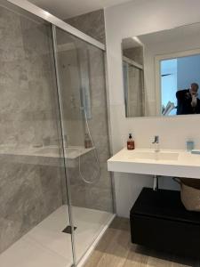 Koupelna v ubytování Spacious 3 Bedroom with 2 Terraces, pool, and walking distance to the beach