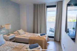 Postel nebo postele na pokoji v ubytování Spacious 3 Bedroom with 2 Terraces, pool, and walking distance to the beach + 33 fotografií