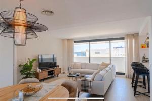 TV a/nebo společenská místnost v ubytování Spacious 3 Bedroom with 2 Terraces, pool, and walking distance to the beach