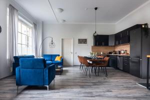 a living room with a blue couch and a table at Privates ruhiges Haus im Herzen der Neustadt in Dresden