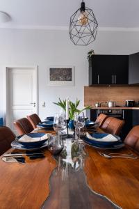 un comedor con una mesa con platos y vasos. en Privates ruhiges Haus im Herzen der Neustadt, en Dresden