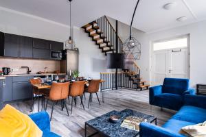 een woonkamer met een blauwe bank en een tafel bij Privates ruhiges Haus im Herzen der Neustadt in Dresden