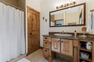 a bathroom with a sink and a mirror at Pinnacle Ridge Luxury Condo 2 in Whitefish