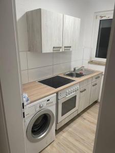 a kitchen with a washing machine and a sink at Große Apartment mit kostenlosen Parkplätze AVD 2 in Gelsenkirchen