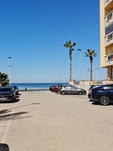 O vedere generală la mare sau o vedere la mare
luată din acest apartament