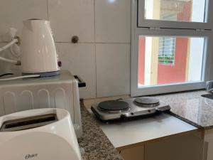 encimera de cocina con licuadora encima de una estufa en Mono ambiente Macarena en San Juan