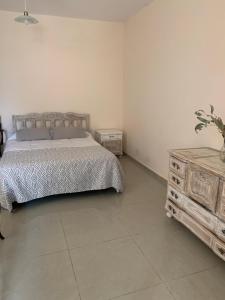 1 dormitorio con cama y tocador de madera en Mono ambiente Macarena en San Juan