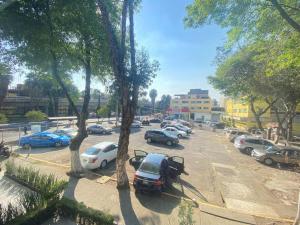 un montón de autos estacionados en un estacionamiento en Lovely Depa. Forosol Palacio Airport 10 Min, en Ciudad de México