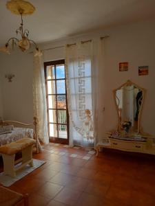 een slaapkamer met een spiegel, een bed en een raam bij B&B Baia Turchese in Porto Ottiolu