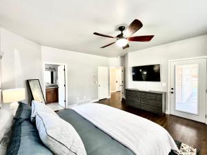 een slaapkamer met een bed en een plafondventilator bij Talbot Pines in Columbia Falls