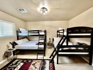 een kamer met 3 stapelbedden en een tapijt bij Talbot Pines in Columbia Falls