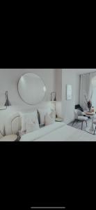 Suite Onega في ليون: غرفة نوم بيضاء مع سرير كبير وكراسي