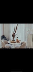 Suite Onega في ليون: طاولة وكراسي عليها مزهرية