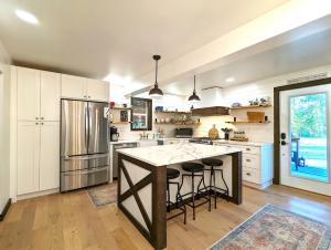 eine Küche mit einer großen Insel mit Barhockern in der Unterkunft Tall Timbers Cabin in West Glacier