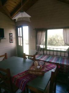 uma sala de jantar com uma mesa e uma mesa sidx sidx sidx em La casa de la abuela Cabaña em El Bolsón