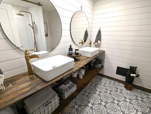 ein Badezimmer mit zwei Waschbecken und zwei Spiegeln in der Unterkunft Tall Timbers Cabin in West Glacier + 47 Fotos