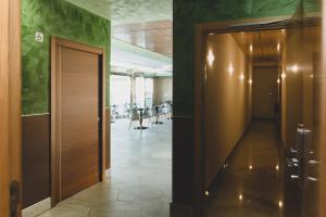 a hallway with a door and a room with chairs at HOSTAL NOGUERAS 3 in Toledo