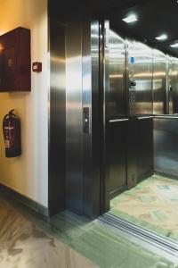 um elevador num quarto com piso em HOSTAL NOGUERAS 3 em Toledo