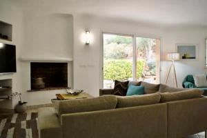 a living room with a couch and a fireplace at Concadoro in Porto-Vecchio