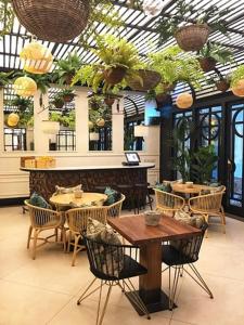 un restaurante con mesas y sillas en un edificio en Special VIP Mariott Apartment en Bakú
