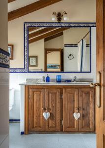 uma casa de banho com um lavatório e um espelho em Excepcional Casa El Olivo em Ojedo