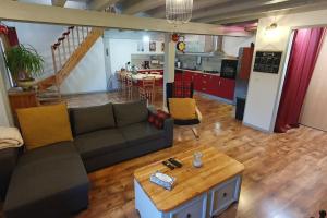 salon z kanapą i stołem w obiekcie Grand appartement neuf avec parking gratuit. w mieście Malbuisson