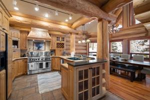 cocina con armarios de madera y fogones horno superior en The Grand Alpine Lodge, en Whitefish