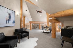 sala de estar con sillas negras y mesa en The Grand Alpine Lodge, en Whitefish